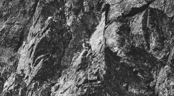  Dzina Oleńska jako Hanka i Zbigniew Staniewicz jako Zbigniew podczas wspinaczki w jednej ze scen filmu "Zamarłe echo". (2)  