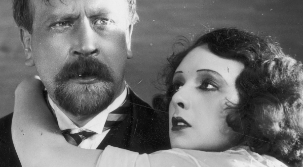  Bogusław Samborski jako kasjer Hieronim piewankiewicz i Betty Amann jako Ada w jednej ze scen filmu "Niebezpieczny romans". .  