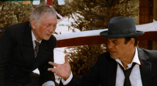  Witold Pyrkosz i Roman Wilhelmi w serialu telewizyjnym Stanisława Barei "Alternatywy 4" z 1983 roku.  