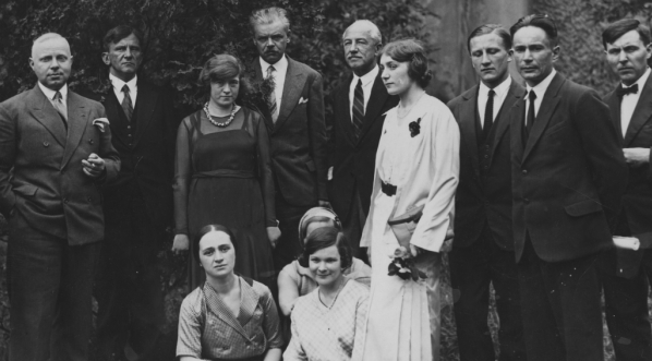  Profesorowie i absolwenci Szkoły Sztuk Pięknych w Warszawie, czerwiec 1931 roku.  