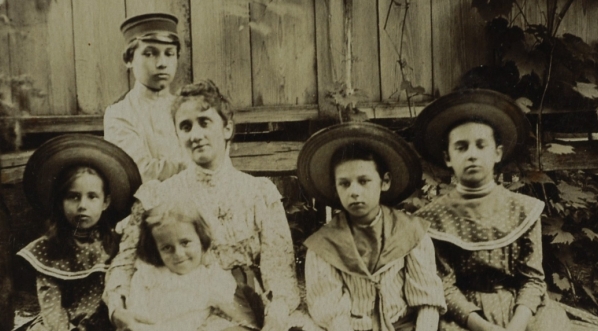  Portret Wandy Prószyńskiej z dziećmi w Mrozach.  