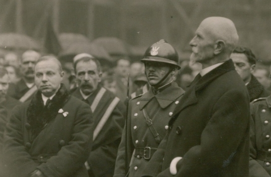  Stanisław Wojciechowski na pogrzebie Stefana Żeromskiego w 1925 roku. .  