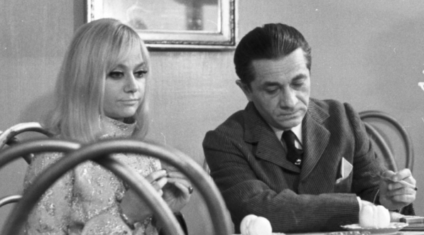  Krystyna Sienkiewicz i Czesław Przybyła w filmie Andrzeja Kondratiuka "Klub profesora Tutki"  z 1968 roku.  