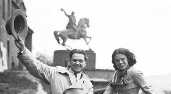  Aktorzy Eugeniusz Bodo i Nora Ney podczas zwiedzania Krakowa w maju 1933 roku.  