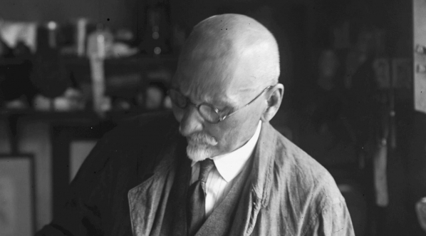  Leon Wyczółkowski, artysta malarz i grafik w swojej pracowni.  