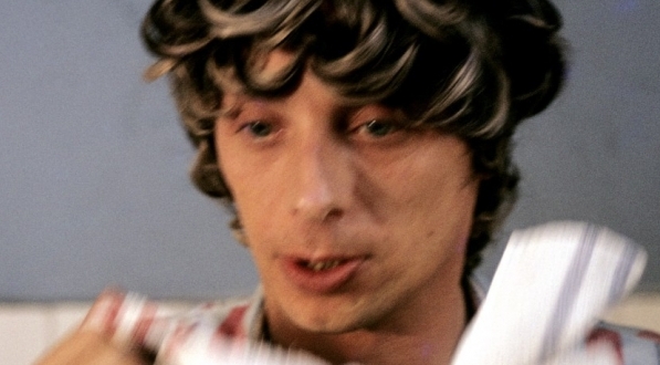  Wojciech Pokora w filmie Stanisława Barei "Poszukiwany, poszukiwana" z 1972 roku.  