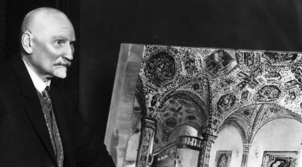  Leon Wyczółkowski, artysta malarz i grafik przed obrazem "Ratusz Poznański".  