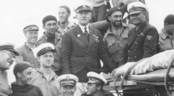  Kapitan Maiusz Zaruski w otoczeniu załogi na pokładzie harcerskiego szkunera "Zawisza Czarny".  