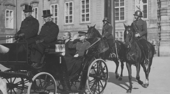  Złożenie listów uwierzytelniajjących prezydentowi Czechosłowacji Tomaszowi Masarykowi przez posła nadzwyczajnego i ministra pełnomocnego Polski w Pradze Wacława Grzybowskiego w sierpniu 1927 roku.  