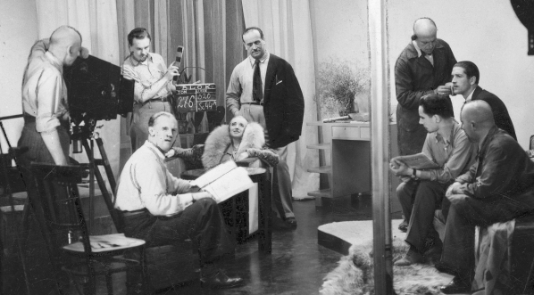  Kadra filmowa podczas przerwy w realizacji filmu „Szpieg w masce” z 1933 roku.  