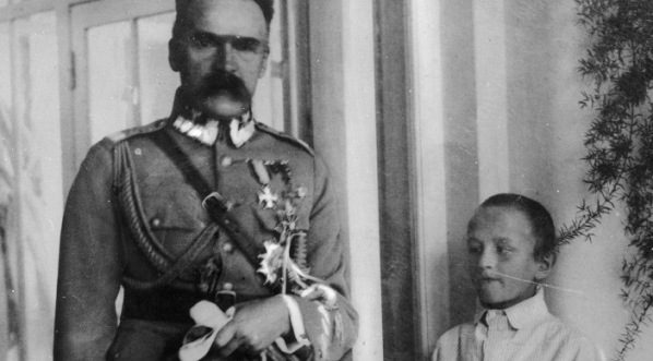  Józef Piłsudski na oddziale dziecięcym w Gnieźnie.  