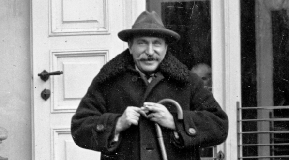  Poseł Rajmund Jaworowski przed Belwederem w Warszawie w 1930 roku.  