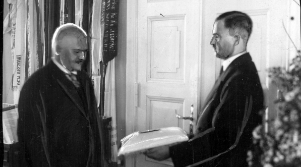  Uroczystość otwarcia w Muzeum Miejskim w Poznaniu biblioteki Jana Kasprowicza, ofiarowanej miastu przez rodzinę poety w październiku 1930 roku.  