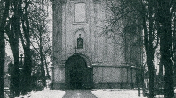  Kościół na przedmieściach warszawskiej Woli z portretem gen. Sowińskiego.  