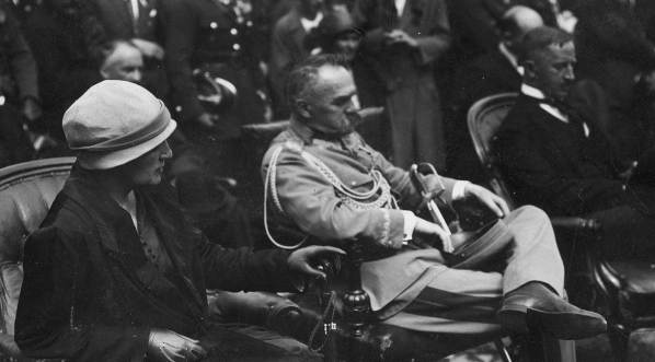 Marszałek Józef Piłsudski z żoną Aleksandrą podczas  uroczystości na placu Wolności w Kielcach w czasie V Zjazdu Legionistów 8.08.1926 r.  