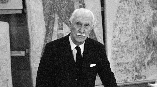  Kazimierz Michałowski na tle malowideł z Faras, Muzeum Narodowe w Warszawie.  