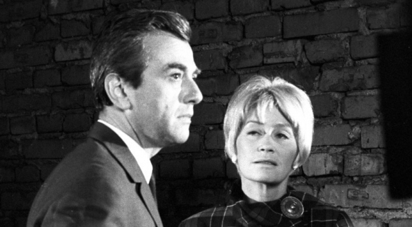  Andrzej Łapicki i Alina Jankowska w filmie Włodzimierza Haupe "Poradnik matrymonialny" z 1967 roku.  