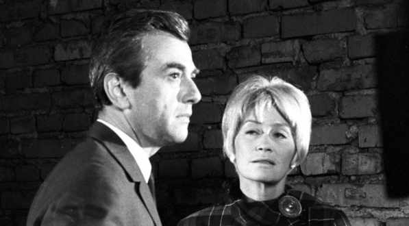  Andrzej Łapicki i Alina Jankowska w filmie Włodzimierza Haupe "Poradnik matrymonialny" z 1967 roku.  