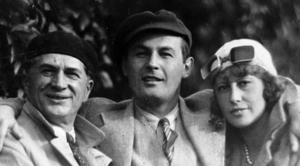  Śpiewak Jan Kiepura (w środku) w towarzystwie śpiewaka Adama Didura i śpiewaczki Olgi Didur-Wiktorowej w 1932 roku.  
