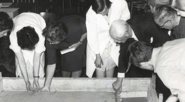  Rozpakowywanie skrzyń z zabytkami z katedry w Faras.  