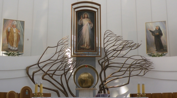  Wnętrze kościoła Miłosierdzia Bożego – widok na ołtarz główny.  