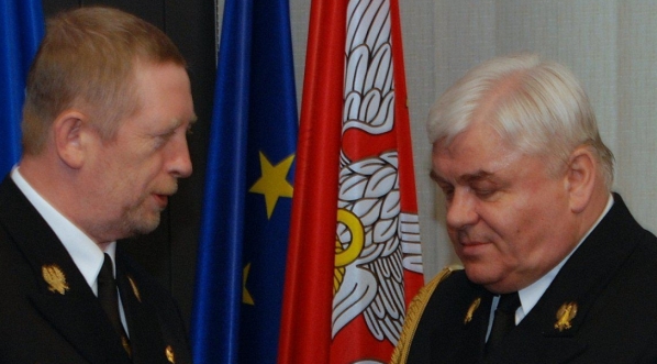  Dowódca Marynarki Wojennej wiceadmirał Andrzej Korweta żegnający odchodzącego do rezerwy admirała floty Marka Brągoszewskiego, luty 2008 rok,  
