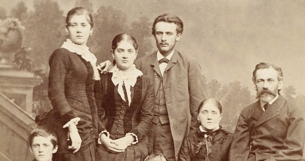  Józef Adamski z żoną Antoniną i rodziną.  