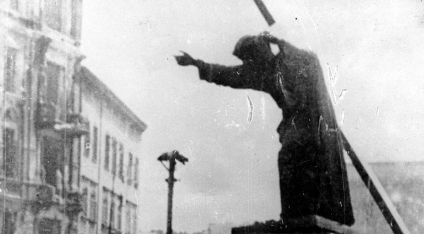  Powstanie warszawskie - posąg Chrystusa przed kościołem Świętego Krzyża.  