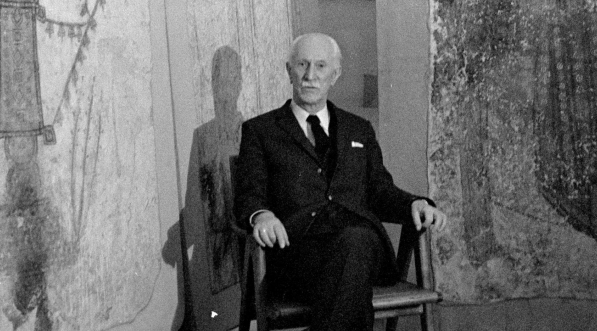  Profesor Kazimierz Michałowski wśród zainstalowanych na pudłach malowideł z Faras, Muzeum Narodowe w Warszawie.  