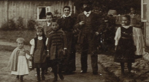  Portret Konrada i Wandy Prószyńskich z dziećmi w Milanówce.  