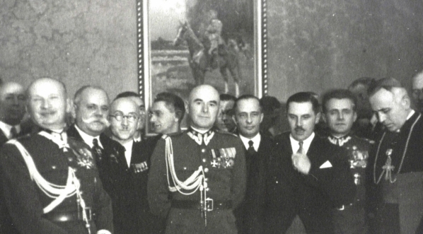  Edward Rydz-Śmigły w otoczeniu oficerów wojska polskiego, dostojników kościelnych i państwowych.  