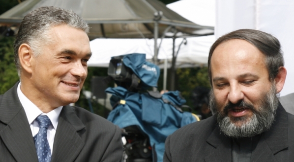  Janusz Kurtyka i ks. Tadeusz Isakowicz-Zaleski (kapelan „Solidarności”, pisarz i publicysta) w czasie uroczystości wręczenia nagród w konkursie „Książka Historyczna Roku”, Warszawa, 29 sierpnia 2008 r.  