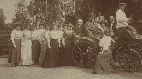  Aurelia i Władysław Reymontowie (w kapeluszu) w towarzystwie znajomych we Florianowie (1909 r.)  