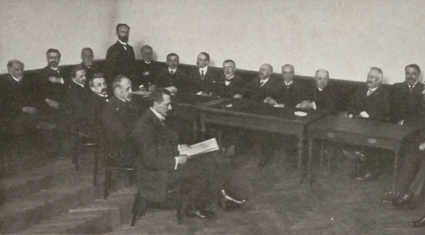  Posiedzenie warszawskiego komitetu obchodów 3 maja (dr Henryk Nusbaum siedzi, piąty z lewej )  