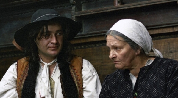  Krzysztof Frykowski i Hanna Skarżanka w filmie Konrada Nałęckiego "Ród Gąsieniców" z 1979 roku.  