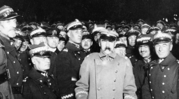  Spotkanie Marszałka Piłsudskiego z generalicją i oficerami na dziedzińcu Belwederu  w czasie gry wojennej 10  listopada  1926 roku.  