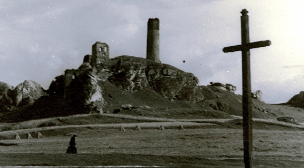  "Olsztyn, widok na ruiny zamku od dołu" Stefana Plater-Zyberka.  