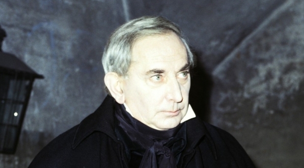  Gustaw Holoubek  w filmie Tadeusz Konwickiego "Lawa"  z 1989 roku.  