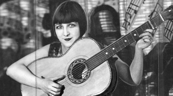  Mira Zimińska, aktorka, piosenkarka, grająca na gitarze.  