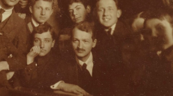  Wacław Borowy z uczniami w gimnazjum im. Jana Zamoyskiego w Warszawie w 1918 roku.  