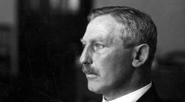  Paweł Romocki, minister komunikacji. Fotografia portretowa z profilu.  