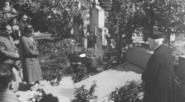  Uroczystość odsłonięcia nagrobka na mogile pianisty Bolesława Kona na Cmentarzu Powązkowskim w Warszawie 10.06.1938 r.  