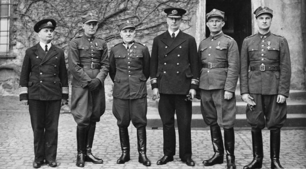  Oficerowie armii polskiej przetrzymywani w Oflagu IVC Colditz, 1940 rok.  