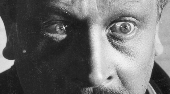  Bogusław Samborski jako kasjer Hieronim Śpiewankiewicz w jednej ze scen filmu „Niebezpieczny romans”. (2)  