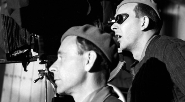  Operator kamery Kazimierz Madejski i reżyser Bohdan Poręba w trakcie realizacji filmu "Lunatycy" (1959).  