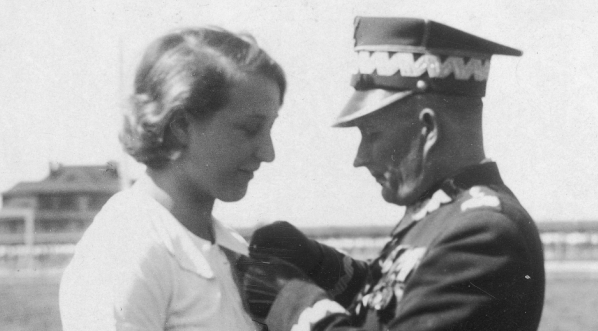  Dekoracja Srebrnym Krzyżem Zasługi lekkoatletki Jadwigi Wajsównej w Zgierzu w czerwcu 1937 roku.  