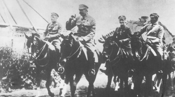  Legiony na froncie wschodnim nad Stochodem - Józef Piłsudski (drugi od lewej) po przeglądzie brygad. (1916 r.)  