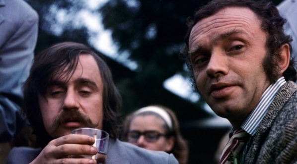  Kazimierz Grześkowiak i Krzysztof Litwin w filmie Jana Budkiewicza "Obrazki z życia - Wesele i pogrzeb" z 1975 roku.  