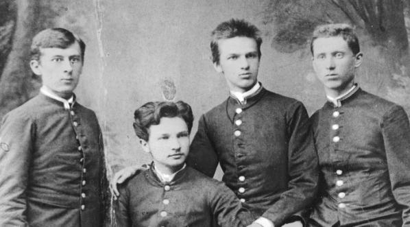  Członkowie tajnego samokształceniowego kółka "Spójnia" w pierwszym gimnazjum wileńskim w 1885 roku.  