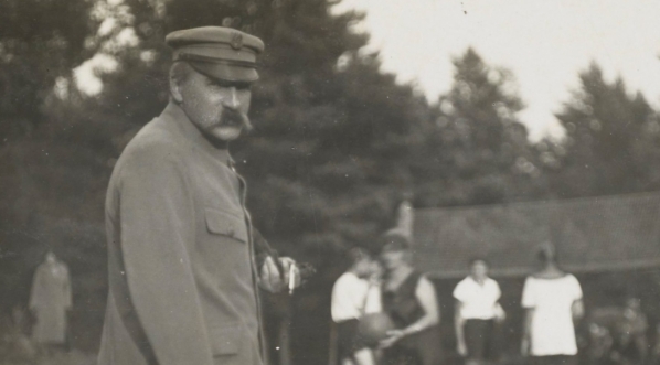  Józef Piłsudski koło boiska do siatkówki.  
